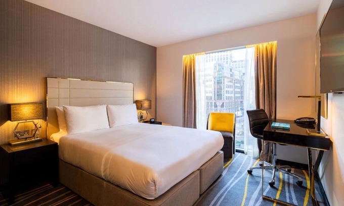 Portsoken Hotel | Bright King Room in East London – Free Wi-Fi, A/C, Walk-In Shower
