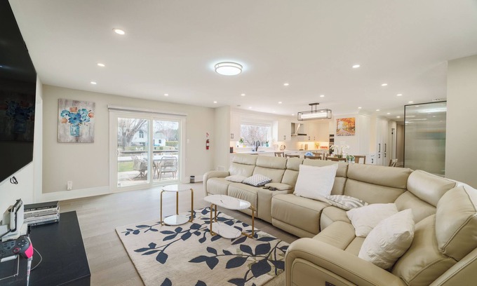 East Gwillimbury Cottage | Bright Lakeside Cottage | 4br & 16 guest max | Private Dock & Nature Retreat