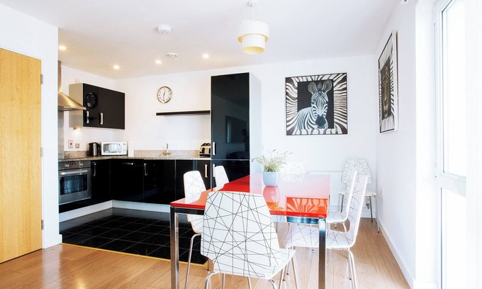 Peninsula Apartment | Bright Modern 3 bedroom apartment near O2, Excel