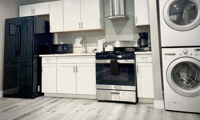 North Hills West House | Bright Modern Valley House | Kitchen | Washer & Dryer / Dogs OK!