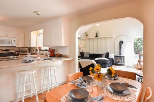 Marstons Mills House | Bright & Open Central A C Dog Friendly