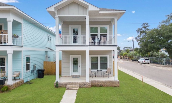 South Pensacola House | Bright & open/walk to downtown!