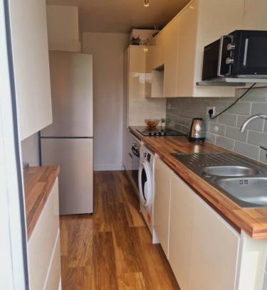 Merton House | Bright Private room in Family home in Morden-Ideal for solo travelers