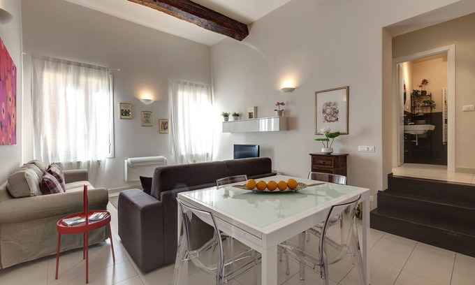 Duomo Apartment | Bright Red Suite, 5 minutes from the Station and the Duomo