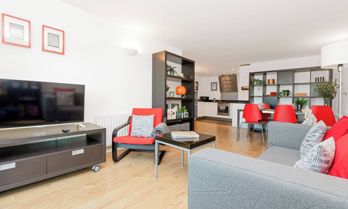 Glyndon Apartment | Bright Riverfront 2BR W/parking, 10min Woolwich St