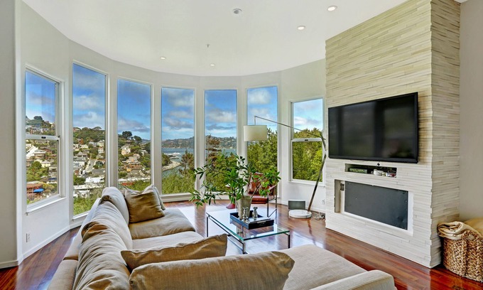Sausalito House | Bright Sausalito Home with Panoramic Bay Views