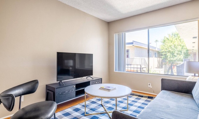 Sherman Oaks Apartment | Bright Sherman Oaks 1BR w/Gym, Pool, walk to Ventura Blvd, by Blueground