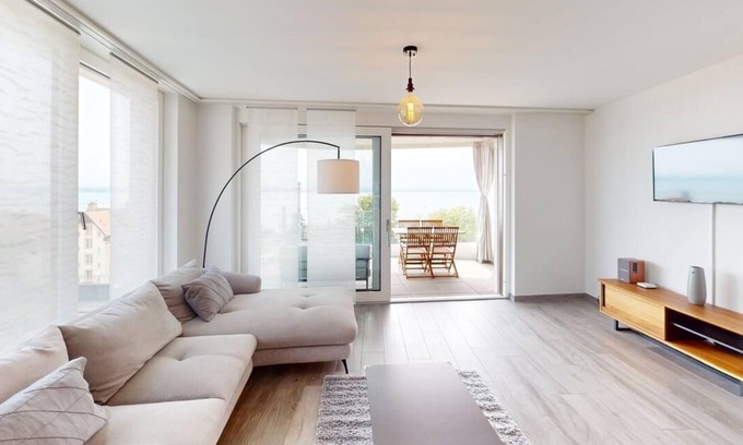 Neuchatel Apartment | Bright & Spacious 2-bed Apartment - with Balcony & Lake View!
