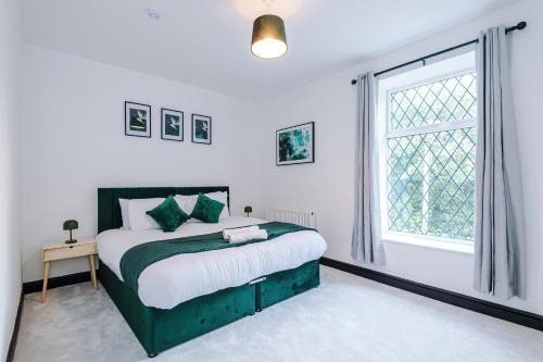 Darwen Apartment | Bright & Spacious 4-Bed Home in Darwen Town by Eason Stays, Perfect for Contractors, Business Travellers & Groups - with Free Parking!