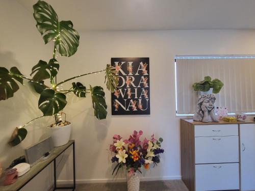 Ranui House | Bright & Spacious Budget Friendly Rooms in West Auckland Perfect for Solo or Couple Travellers