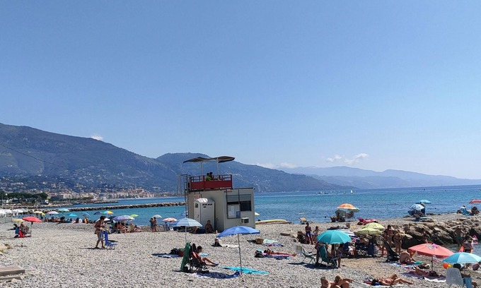 French Riviera Apartment | Bright studio, wifi, parking, pool, beach