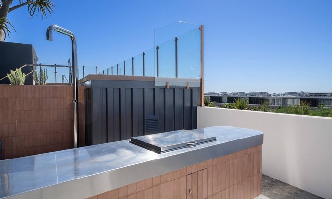 North Fremantle Apartment | Bright Studio Stay in North Fremantle with Views