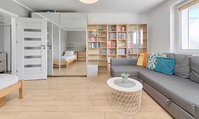 Wilda Apartment | Bright Studio Dolna Wilda for 3 Guests with Home Cinema & Library