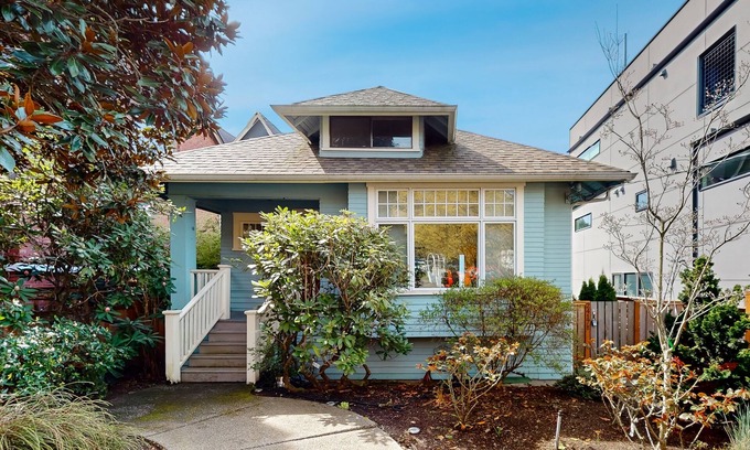 Green Lake House | Bright, updated duplex with rear garden & Green Lake around the corner
