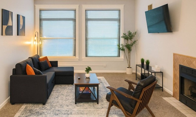 Downtown Cleveland Apartment | Bright Urban Retreat-Steps to CSU & Theater District, minutes to progressive.