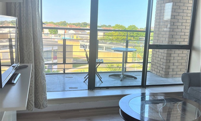 Santry Apartment | Bright view Apt between dublin airport and city canter