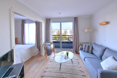 Combat Apartment | Bright with balcony at Buttes Chaumont