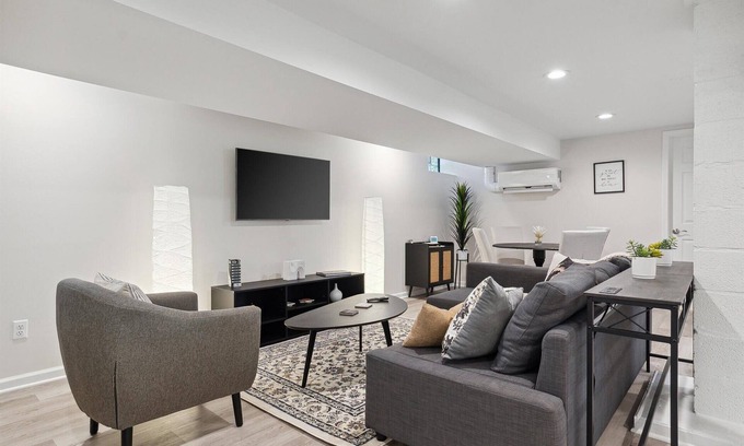 Brighton House | Brighton's Hidden Gem - Chic & Spacious Luxury Suite - 5 mins to downtown!