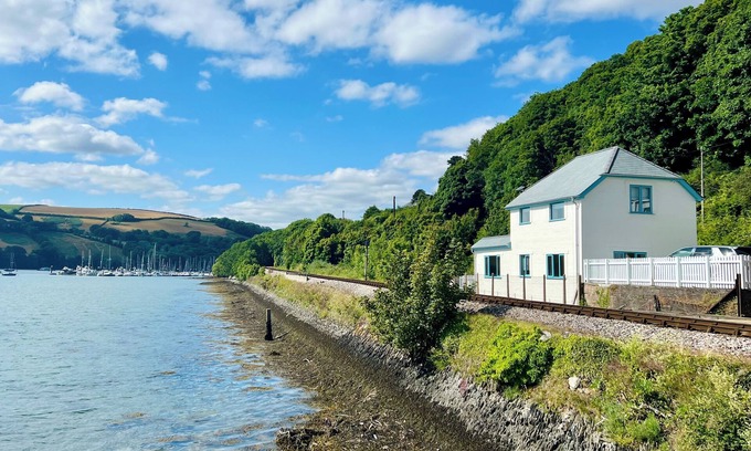 Dartmouth Cottage | BRITANNIA CROSSINGS COTTAGE, family friendly in Dartmouth