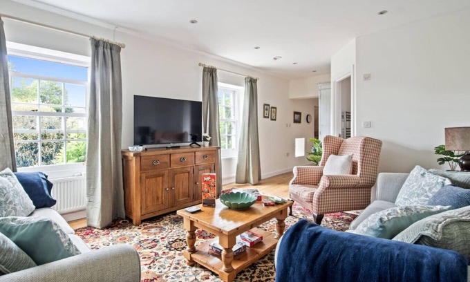 New Forest District Apartment | Brockenhurst flat with pub garden access