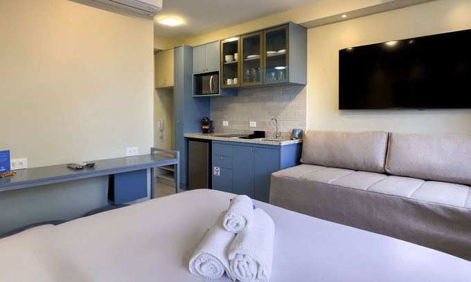 Santo Amaro House | Brooklin Studio: US Consulate & Racetrack