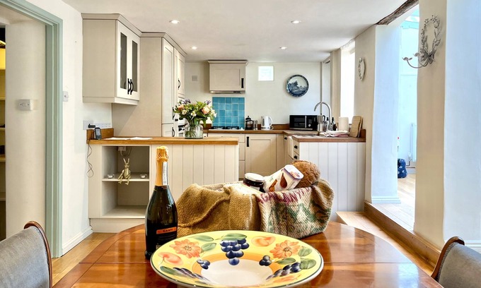 Pulborough Cottage | Brooks Cottage, Pulborough by inspirestays.com - a cottage that sleeps 5 guests in 4 bedrooms (Insp