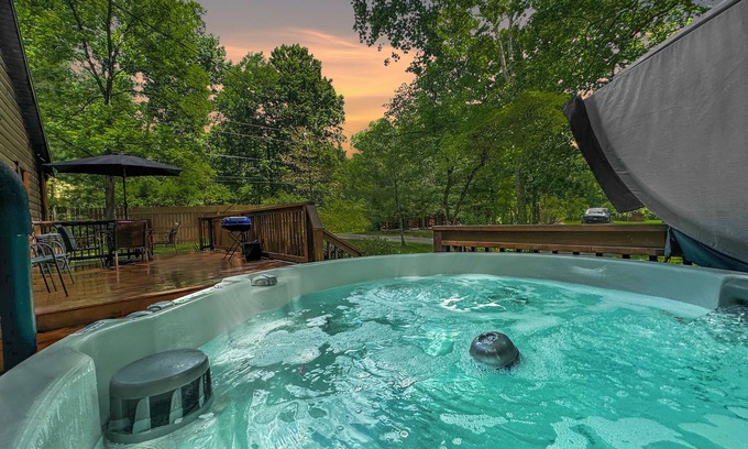 Gnaw Bone Cabin | Brookside Cabin Brown County - Hot Tub & Fire Pit