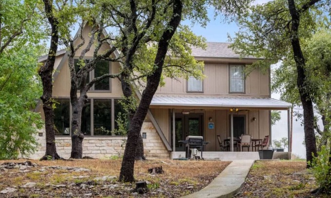 Brownwood House | Brownwood Lodge - Roomy Lakeside