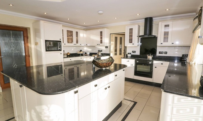 Penrhyndeudraeth Cottage | BRYN BERTHEN, pet friendly, with a garden in Penrhyndeudraeth