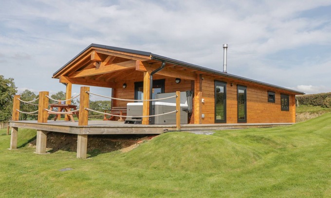 Machynlleth Cottage | BRYN EIDDON LOG CABIN, pet friendly, with hot tub in Machynlleth