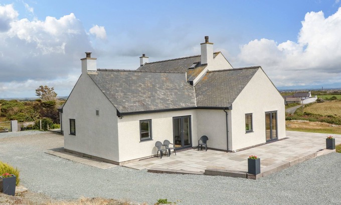 Holyhead House | BRYN MEILW, family friendly, with hot tub in Holyhead