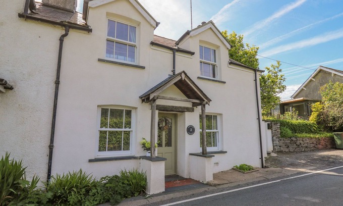 Cwrt Cottage | BRYNIAU BYCHAIN COTTAGE, pet friendly, with a garden in Cwrt