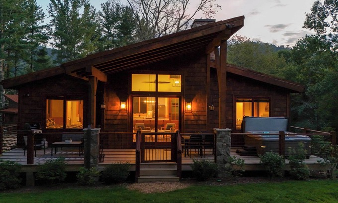 Banner Elk Cabin | Buddys Cabin - Cozy Contemporary Cabin in The Lodges at Eagles Nest
