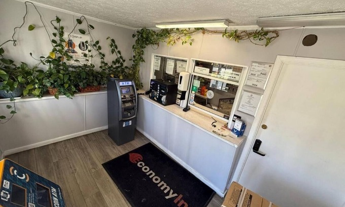 Danville Hotel | Budget-Friendly King Unit Near Speedway with Free Parking and Pets Allowed