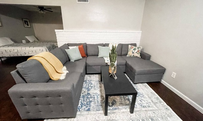 Central City Apartment | Budget Stay - Minutes to Dining, Beach & Downtown