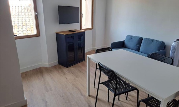 Hyeres City Centre Apartment | BudgetBnb petit duplex centre médiéval