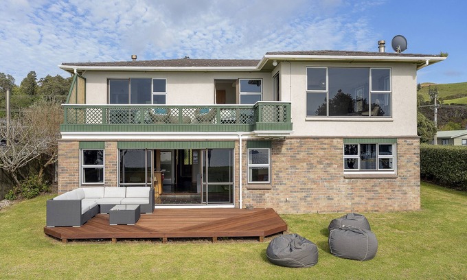 Whitianga House | Buffalo Hill - Whitianga Holiday Home