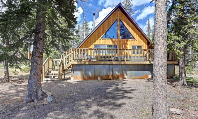 Lead Cabin | Buffalo Loft – Hot tub, wraparound deck & cozy Black Hills getaway!