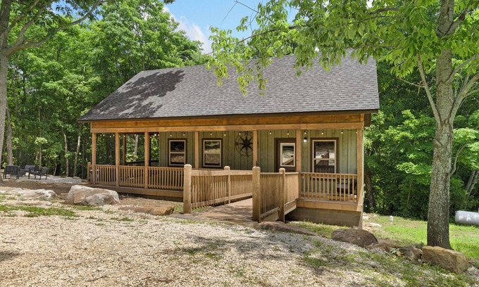Jasper Cabin | Buffalo Mist Cabin: Hot tub, Fire pit, Sleeps 6, 3 king beds, 13 private acres