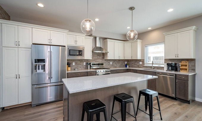 Weber House | Built in 2021- close to UIHC and Shopping
