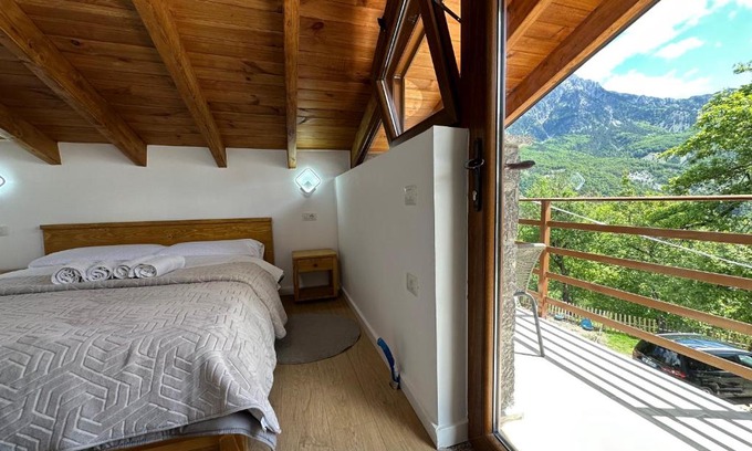 Shale House | Bujtina Carku