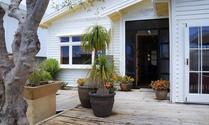 New Plymouth House | Buller Bungalow: Coastal Charm in New Plymouth