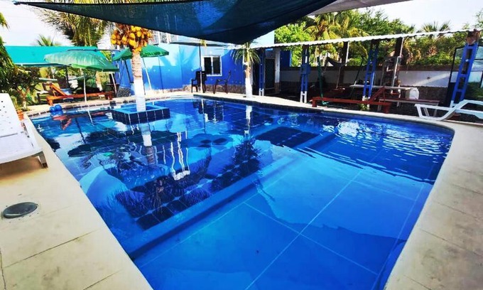 Monterrico Apartment | Bungalow Izquierdo comedor y cocina equipada.