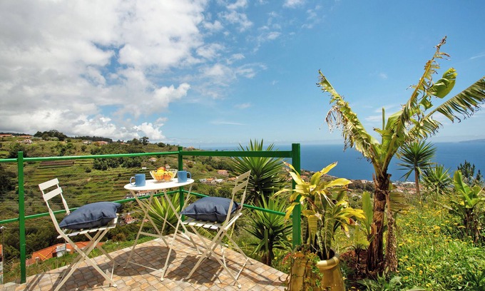 Canico House | Bungalow 'Mountain' with Sea View, Shared Pool, and Wi-Fi Access
