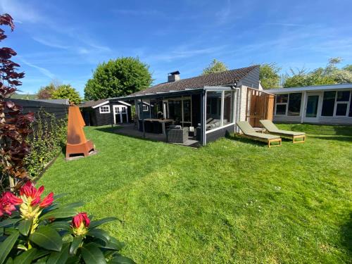 Ouddorp House | Bungalow near beach with large private garden - not for companies