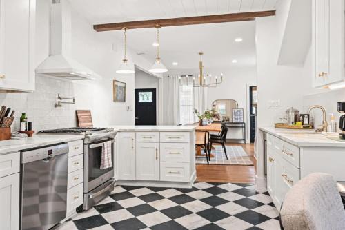 Williamstown House | Bungalow on Main - Near Ark