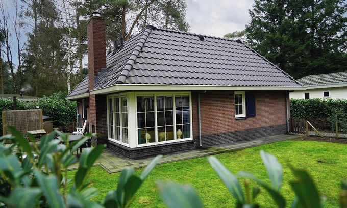 Beekbergen-Zuid House | Bungalow with 2 bedrooms and a Garden