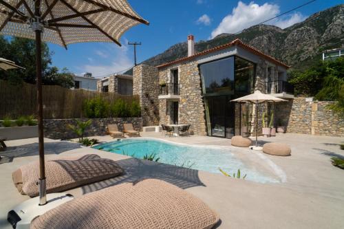 Paralia Vergas Villa | Bungalows at Almiros Beach