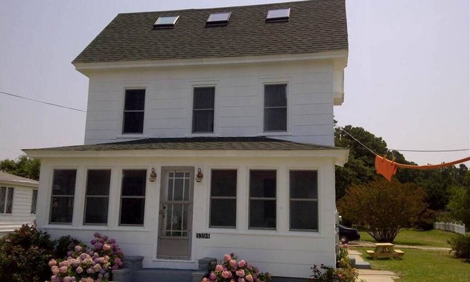 Chincoteague House | Bunting House - Waterfront w/Shared Dock - Close to town . Pet friendly.