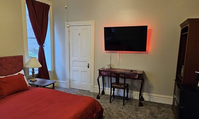 Near Southside Apartment | Burgundy Room - LAFAYETTE SQUARE